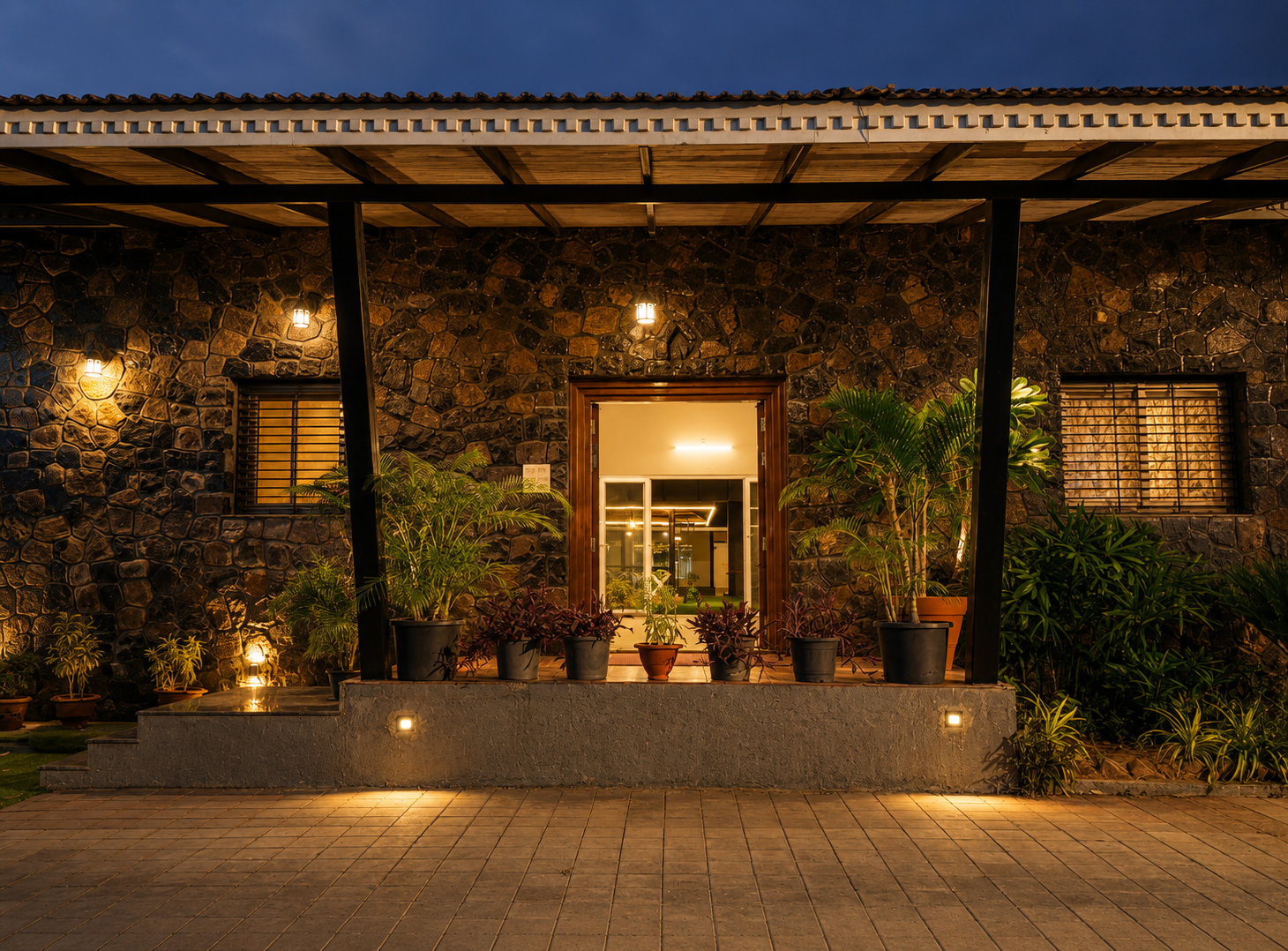 Entrance to Chafa at night